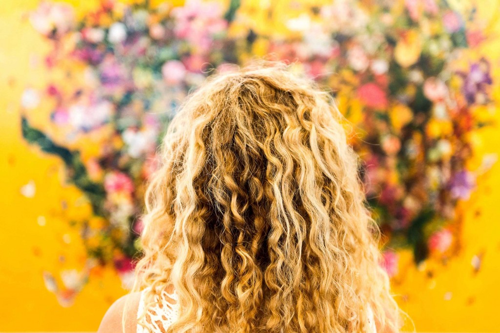 Cabelo cacheado natural recuperado após desintoxicação capilar